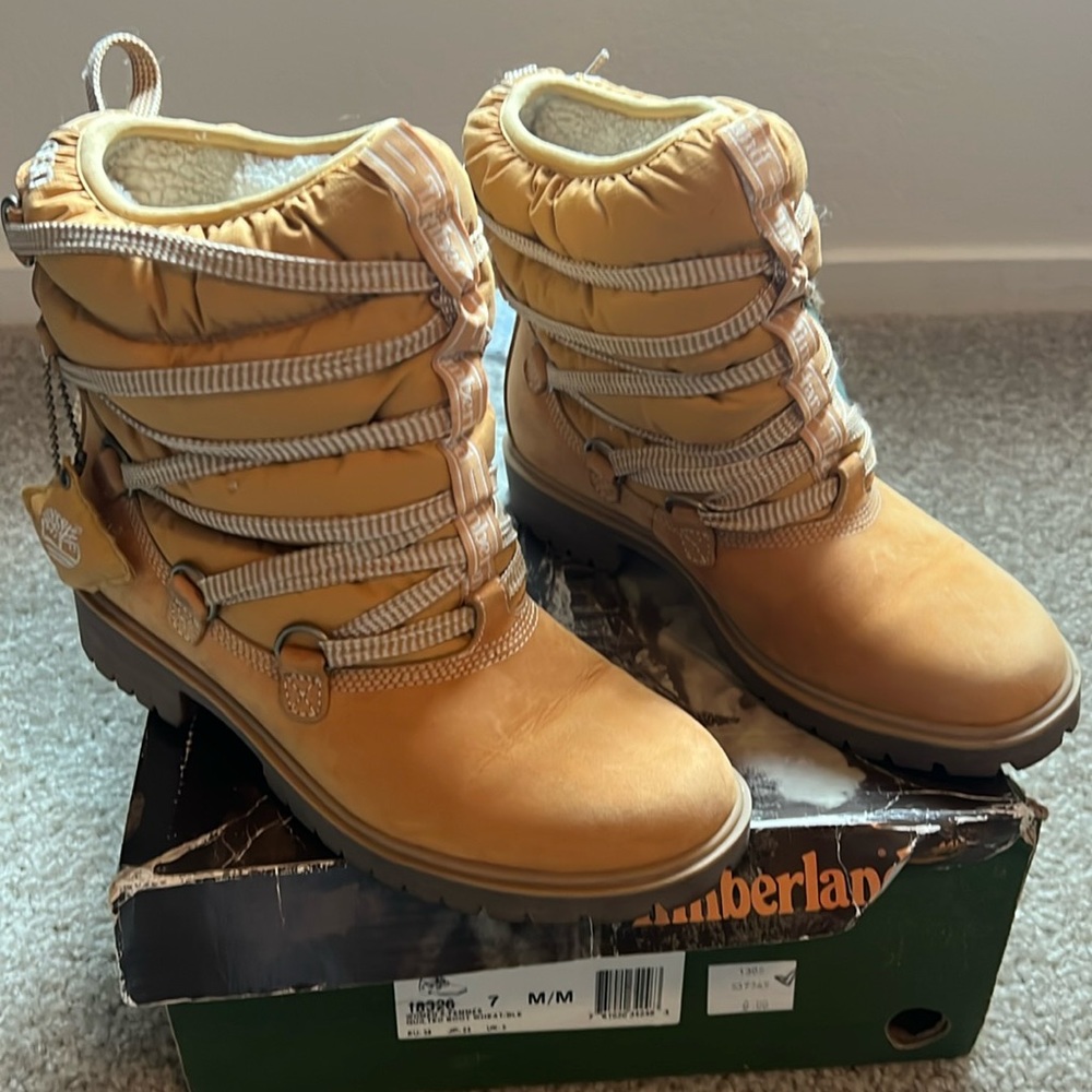 New in Box Wheat Timberlands Quilted w/ Sherpa Liner W7